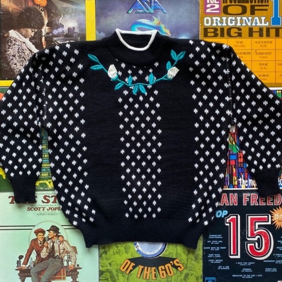 Vintage NWT Black & White Sweater W/ Floral Embroidery Detail - Picture 2 of 11
